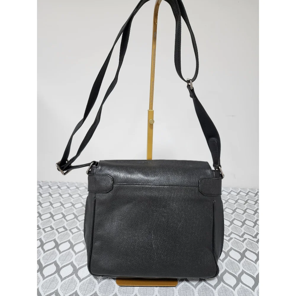 Louis Vuitton Taiga Viktor Messenger Bag Black